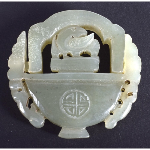 1286 - AN UNUSUAL CHINESE CARVED GREEN JADE SWIVEL PLAQUE 20th Century. 4.5 cm x 3.25 cm.