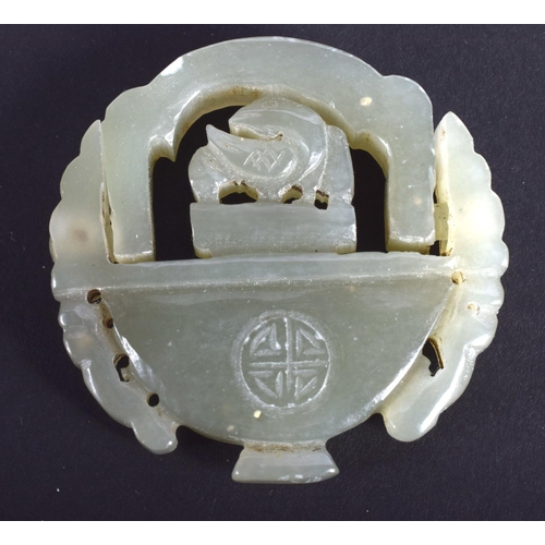 1286 - AN UNUSUAL CHINESE CARVED GREEN JADE SWIVEL PLAQUE 20th Century. 4.5 cm x 3.25 cm.