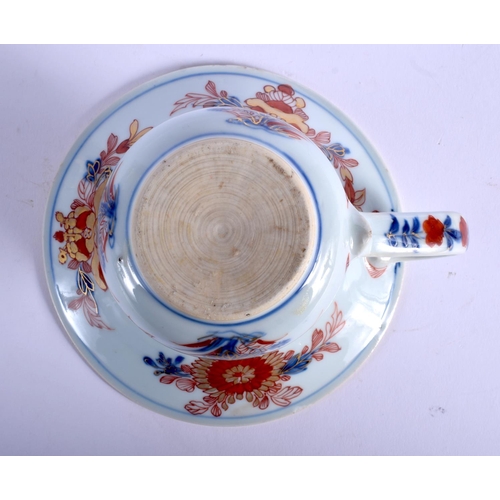 1303 - AN EARLY 18TH CENTURY CHINESE EXPORT IMARI SPITTOON Kangxi/Yongzheng. 16 cm wide.