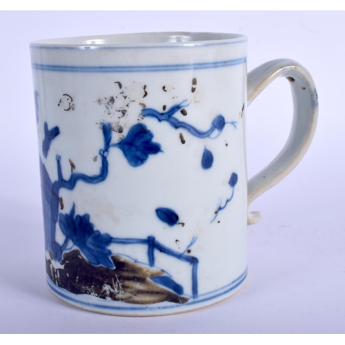 1332 - AN 18TH CENTURY CHINESE NANKING CARGO PORCELAIN MUG Qianlong. 10.5 cm high.