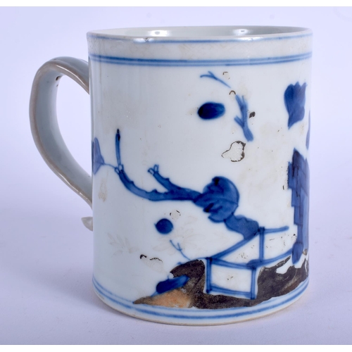 1332 - AN 18TH CENTURY CHINESE NANKING CARGO PORCELAIN MUG Qianlong. 10.5 cm high.