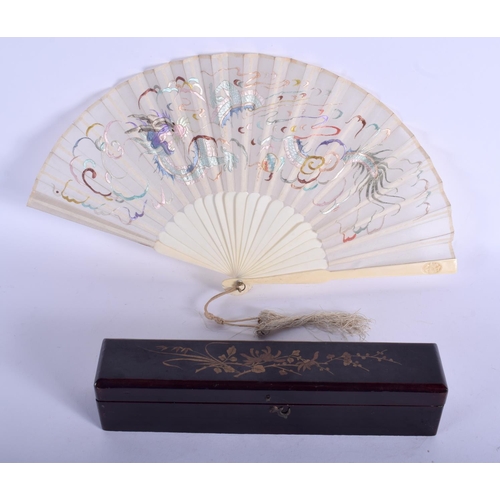 1354 - A LATE 19TH CENTURY CHINESE CARVED IVORY AND SILK FAN Late Qing/Republic. 40 cm wide extended.