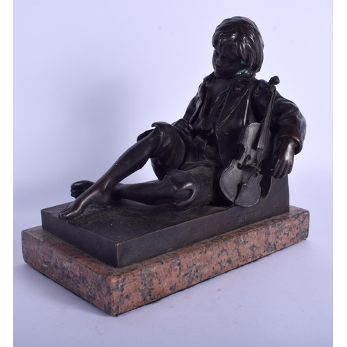 747 - A CONTINENTAL BRONZE FIGURE OF A MUSICIAN After Harel, modelled upon a marble base. 22 cm x 20 cm.