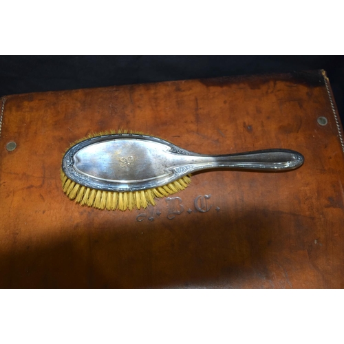 3046 - A lovely Vintage Grooming  leather case, Silver pot lids