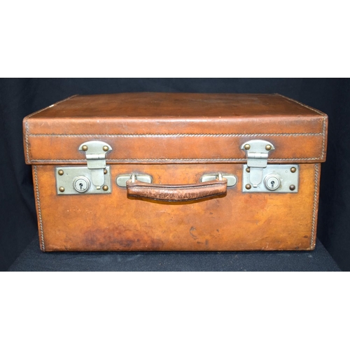 3046 - A lovely Vintage Grooming  leather case, Silver pot lids