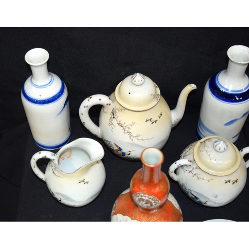 3048 - A group of Japanese porcelain items largest 25 cm