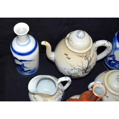 3048 - A group of Japanese porcelain items largest 25 cm