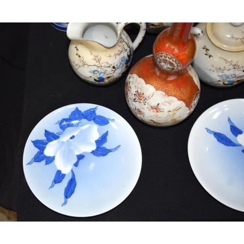 3048 - A group of Japanese porcelain items largest 25 cm