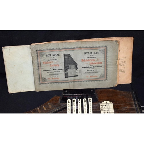 3082 - A Robert Dunlop & Co Autoharp