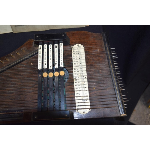 3082 - A Robert Dunlop & Co Autoharp