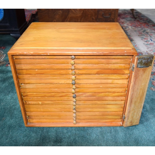 3098 - Small specimen cabinet with 16 felt lined drawers.  36cm x 44cm