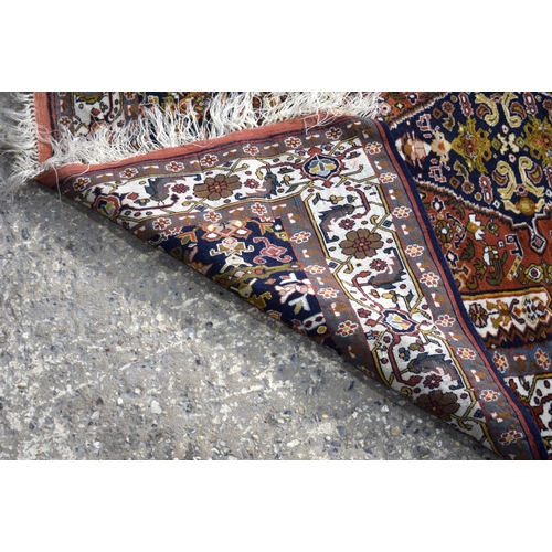 3141 - Oriental rug.  184cm x 134cm