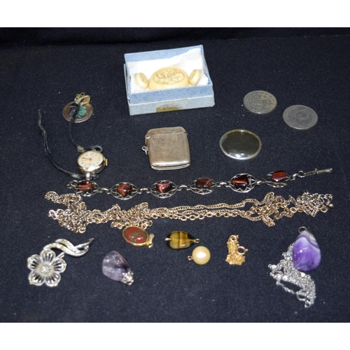 3178 - Group of miscellaneous jewellery , vesta case etc