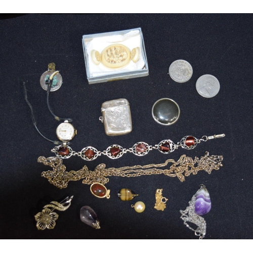 3178 - Group of miscellaneous jewellery , vesta case etc