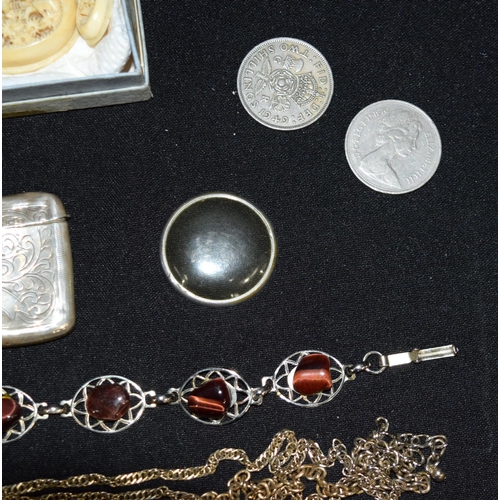 3178 - Group of miscellaneous jewellery , vesta case etc