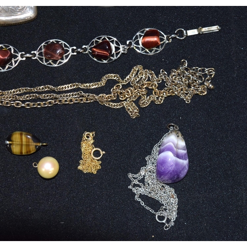 3178 - Group of miscellaneous jewellery , vesta case etc