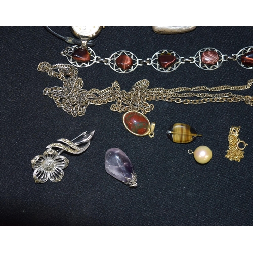 3178 - Group of miscellaneous jewellery , vesta case etc