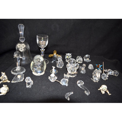 3212 - A collection of small crystal figures