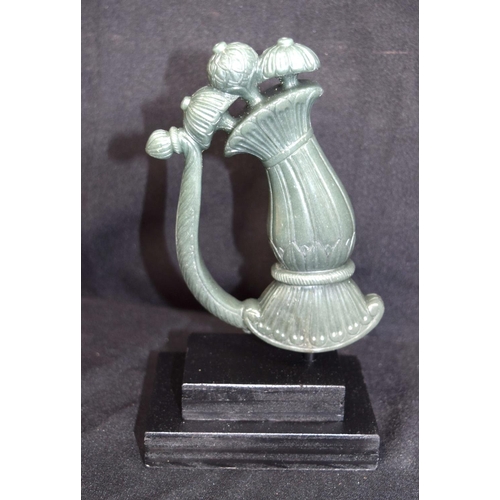 3226 - An Indian Jade dagger handle mounted on plinth. 15cm