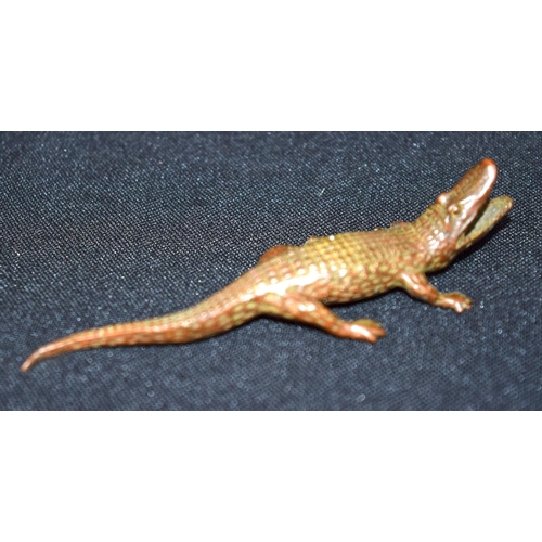 3261 - A small bronze Japanese  crocodile 9cm