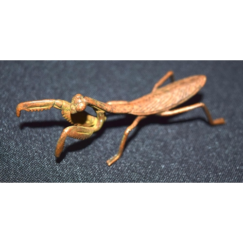 3313 - A small bronze Japanese  praying Mantis 9 cm