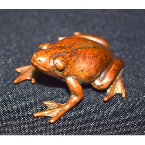 3317 - A Small bronze Japanese  frog 5 cm