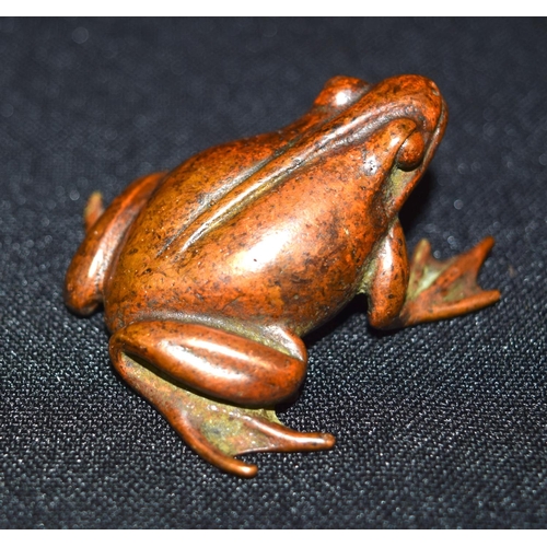 3317 - A Small bronze Japanese  frog 5 cm