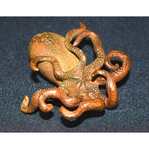 3349 - A small Japanese bronze Octopus 6.5cm