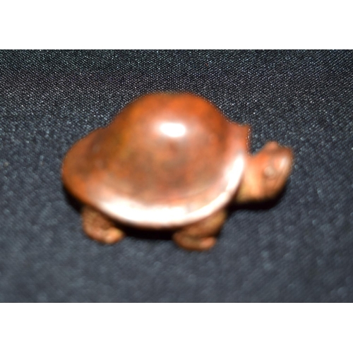 3351 - A small Japanese bronze tortoise 5cm