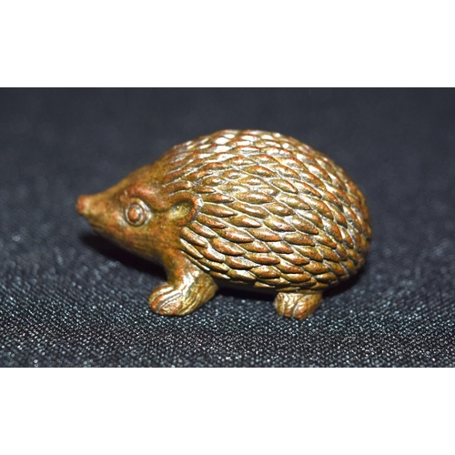 3355 - A small Japanese  bronze hedge hog 5cm