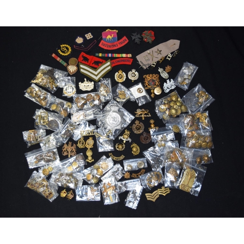 3384 - A collection of military badges and tunic buttons