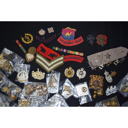 3384 - A collection of military badges and tunic buttons