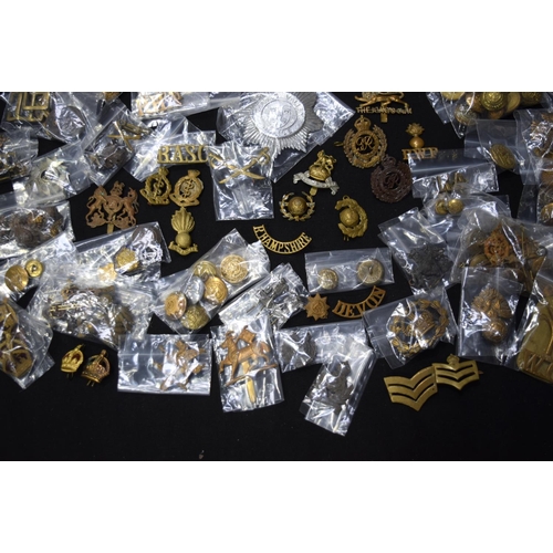 3384 - A collection of military badges and tunic buttons