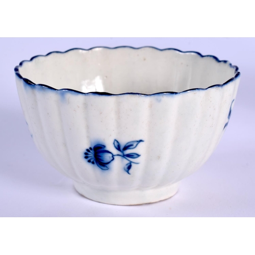 131 - A 18TH C. WORCESTER TEABOWL AND SAUCER painted with the Gilliflower pattern, script W mark. Saucer... 