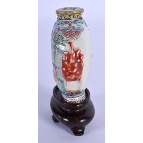 1542 - A 19TH CENTURY CHINESE FAMILLE ROSE PORCELAIN SNUFF BOTTLE Daoguang mark and period, Qing, painted w... 