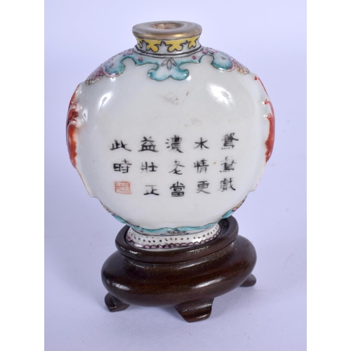 1542 - A 19TH CENTURY CHINESE FAMILLE ROSE PORCELAIN SNUFF BOTTLE Daoguang mark and period, Qing, painted w... 