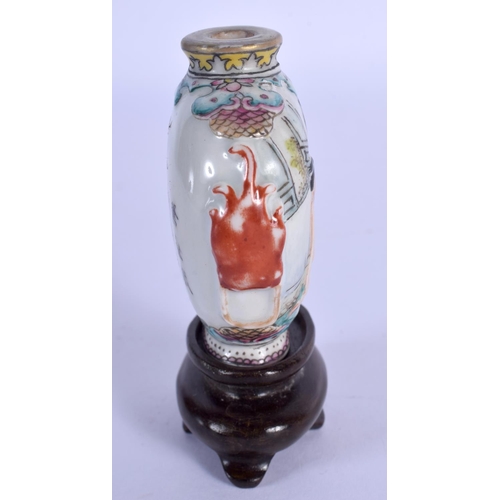 1542 - A 19TH CENTURY CHINESE FAMILLE ROSE PORCELAIN SNUFF BOTTLE Daoguang mark and period, Qing, painted w... 