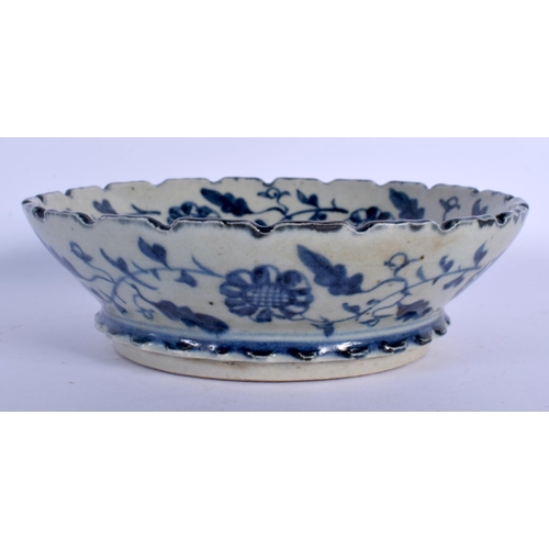 1576 - A CHINESE BLUE AND WHITE PORCELAIN BOWL 20th Century. 19 cm wide.