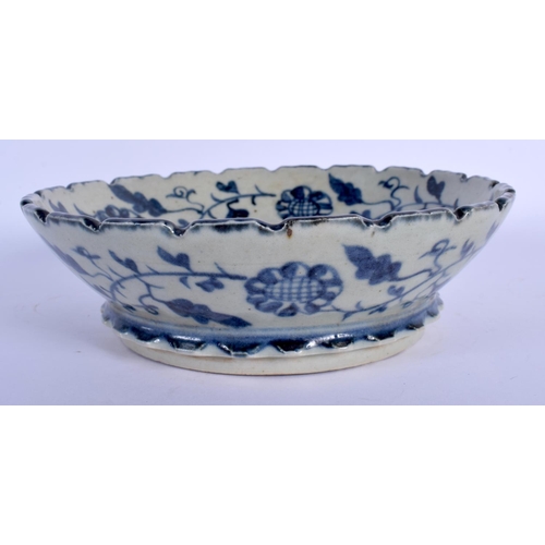 1576 - A CHINESE BLUE AND WHITE PORCELAIN BOWL 20th Century. 19 cm wide.