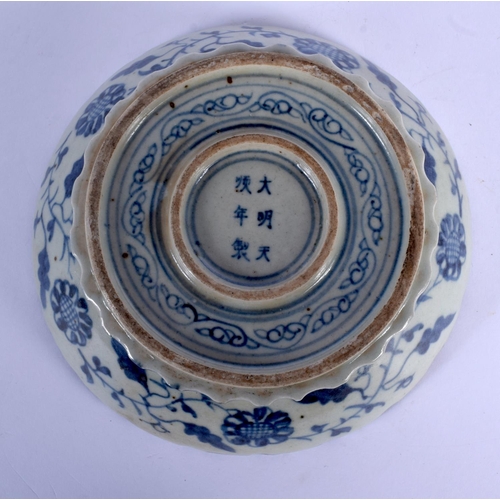 1576 - A CHINESE BLUE AND WHITE PORCELAIN BOWL 20th Century. 19 cm wide.