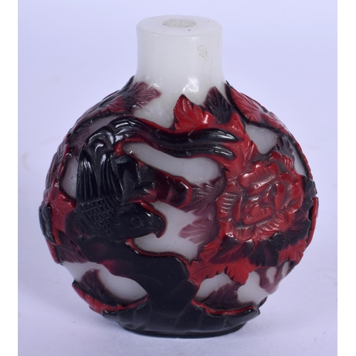 1579 - A RARE 18TH/19TH CENTURY CHINESE PEKING GLASS SNUFF BOTTLE Qing, formed with black and red birds amo... 