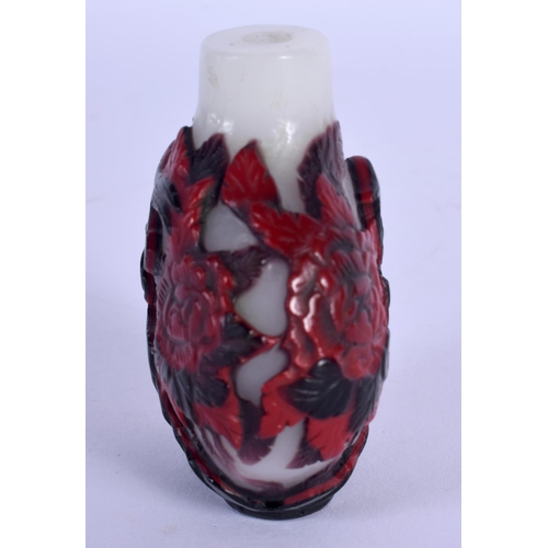 1579 - A RARE 18TH/19TH CENTURY CHINESE PEKING GLASS SNUFF BOTTLE Qing, formed with black and red birds amo... 