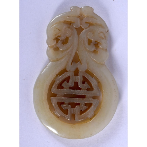 1622 - AN EARLY 20TH CENTURY CHINESE CARVED JADE PENDANT Late Qing/Republic. 4 cm x 6.5 cm.