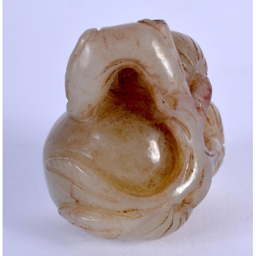 1633 - AN EARLY 20TH CENTURY CHINESE CARVED GREEN JADE FRUITING POD Late Qing. 3.5 cm x 2.5 cm.