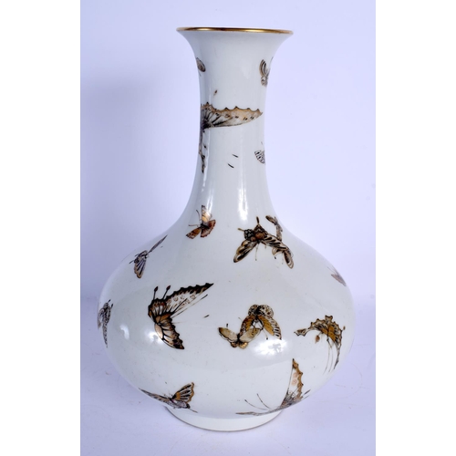 1658 - AN EARLY 20TH CENTURY CHINESE PORCELAIN BUTTERFLY VASE Late Qing, bearing Jiaqing marks to base. 30 ... 