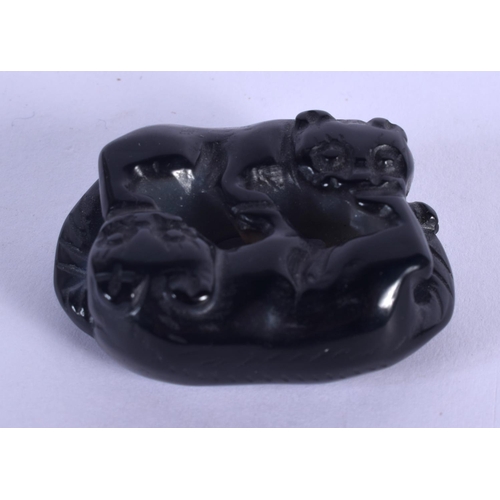 1709 - AN UNUSUAL EARLY 20TH CENTURY CHINESE CARVED AGATE FIGURE OF CATS Late Qing. 3.5 cm x 3 cm.