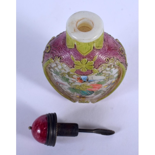 1755 - A CHINESE PEKING GLASS ENAMELLED SNUFF BOTTLE Late Qing. 7.5 cm high.