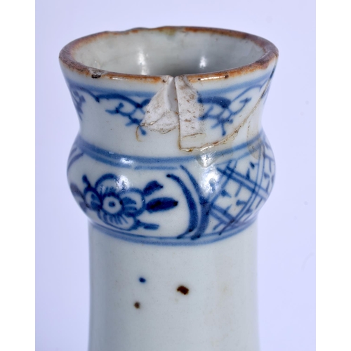 1766 - AN 18TH CENTURY CHINESE EXPORT BLUE AND WHITE WATER GUGLET Qianlong. 25 cm high.