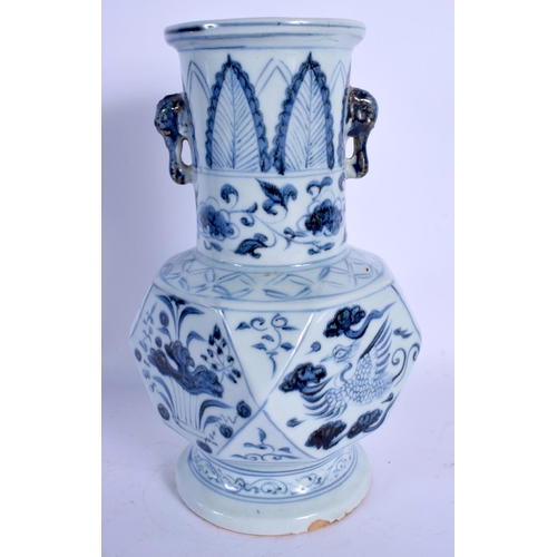 1770 - A CHINESE BLUE AND WHITE PORCELAIN VASE 20th Century. 25 cm high.