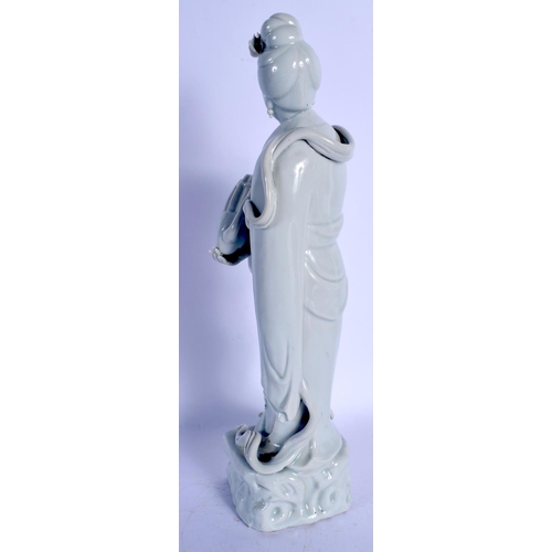 1800 - AN 18TH/19TH CENTURY CHINESE BLANC DE CHINE PORCELAIN FIGURE OF AN IMMORTAL Qing. 33 cm high.